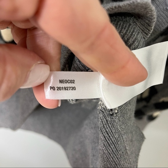 Stella & Dot Leopard Print Sweater Gray Black Size Large Side Buttons - Picture 8 of 8